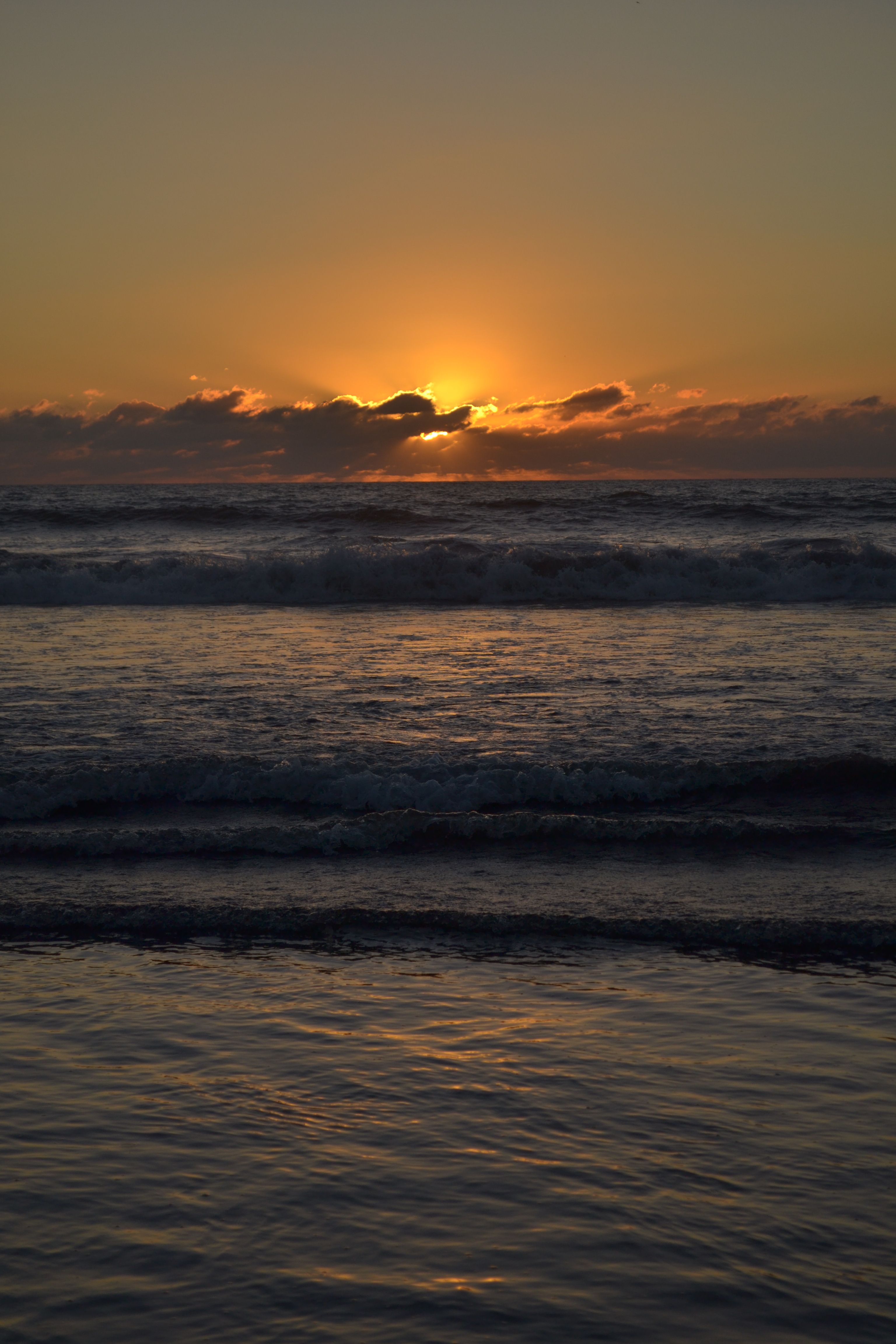 Ocean Waves Crashing on the Shore during Sunset · Free Stock Photo