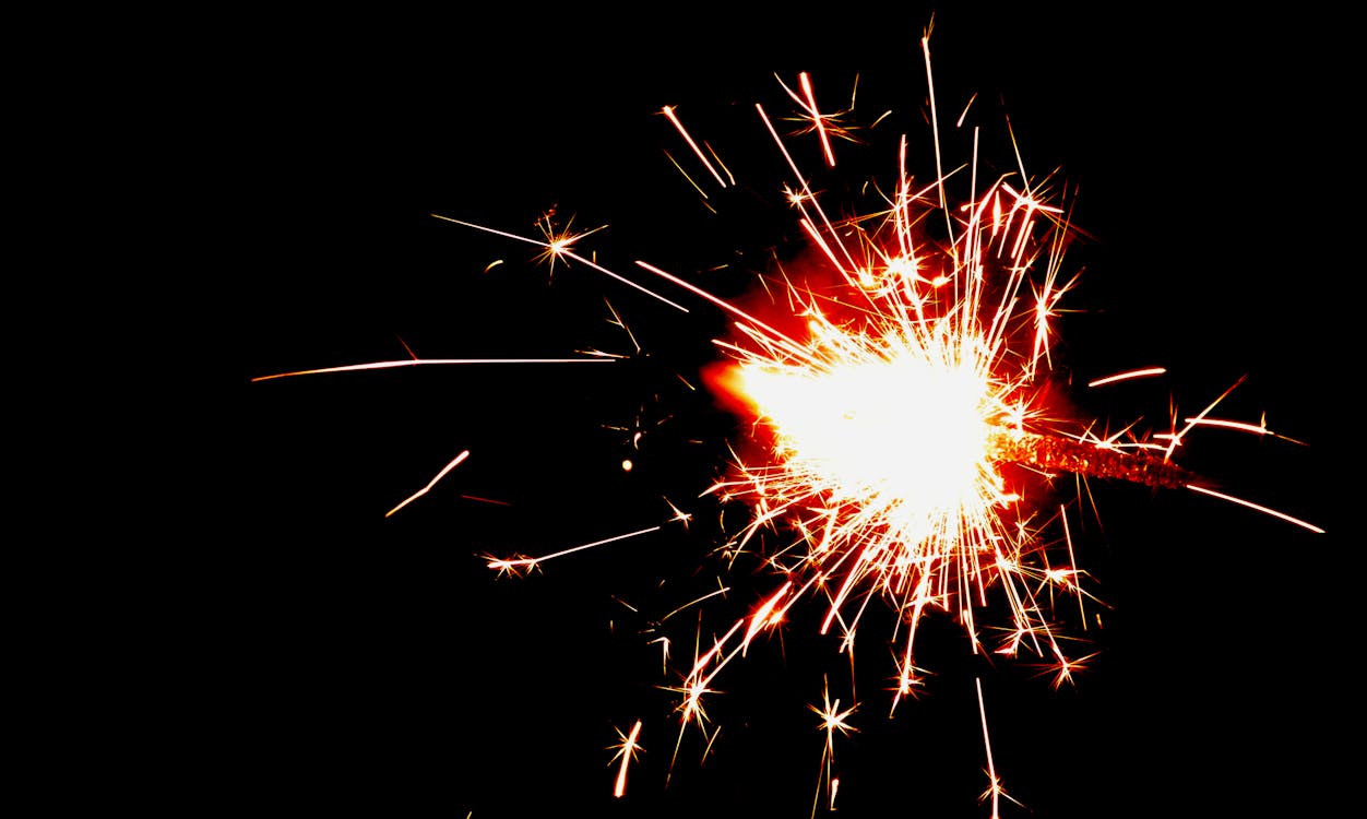 Fire Cracker Spark W Fotografii Nocnej