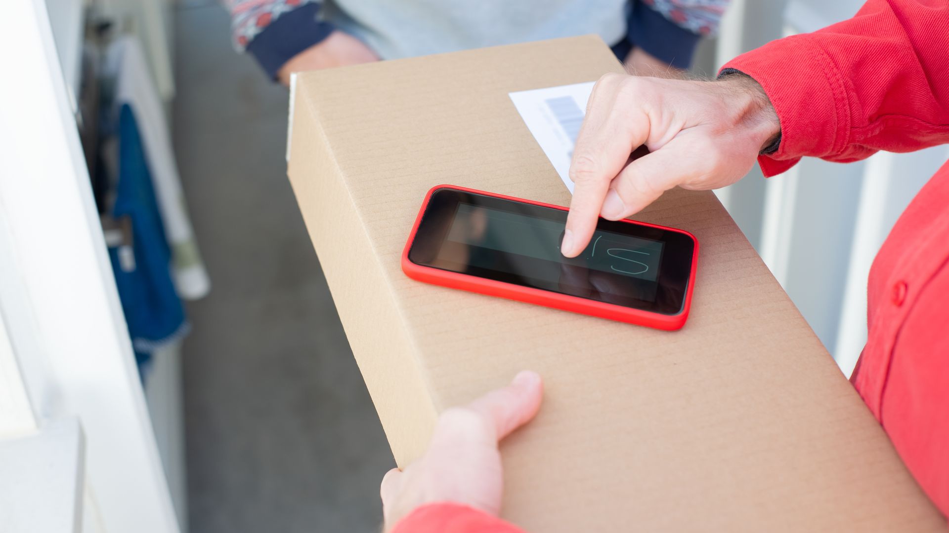 Modafinil Free Shipping: Your Guide to Smart Drug Delivery A person signs a package delivery confirmation using a smartphone, showcasing contact-free delivery.