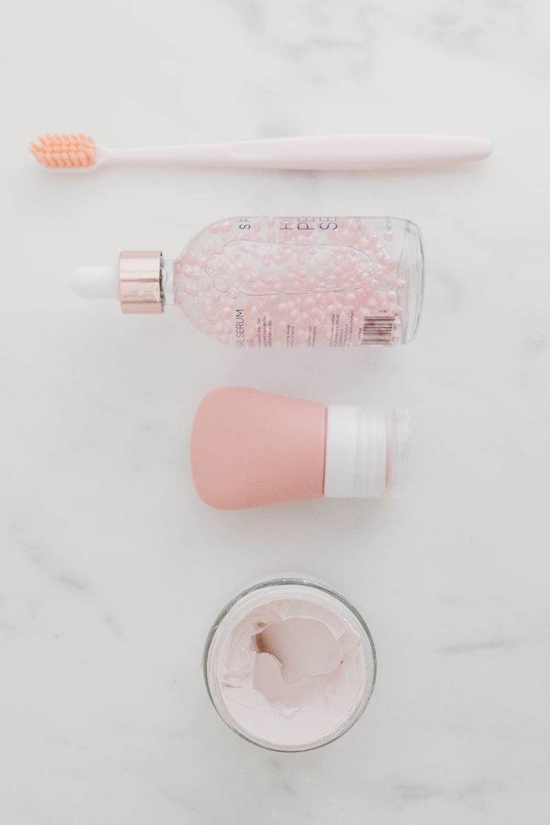 Productos de skincare en superficie de mármol