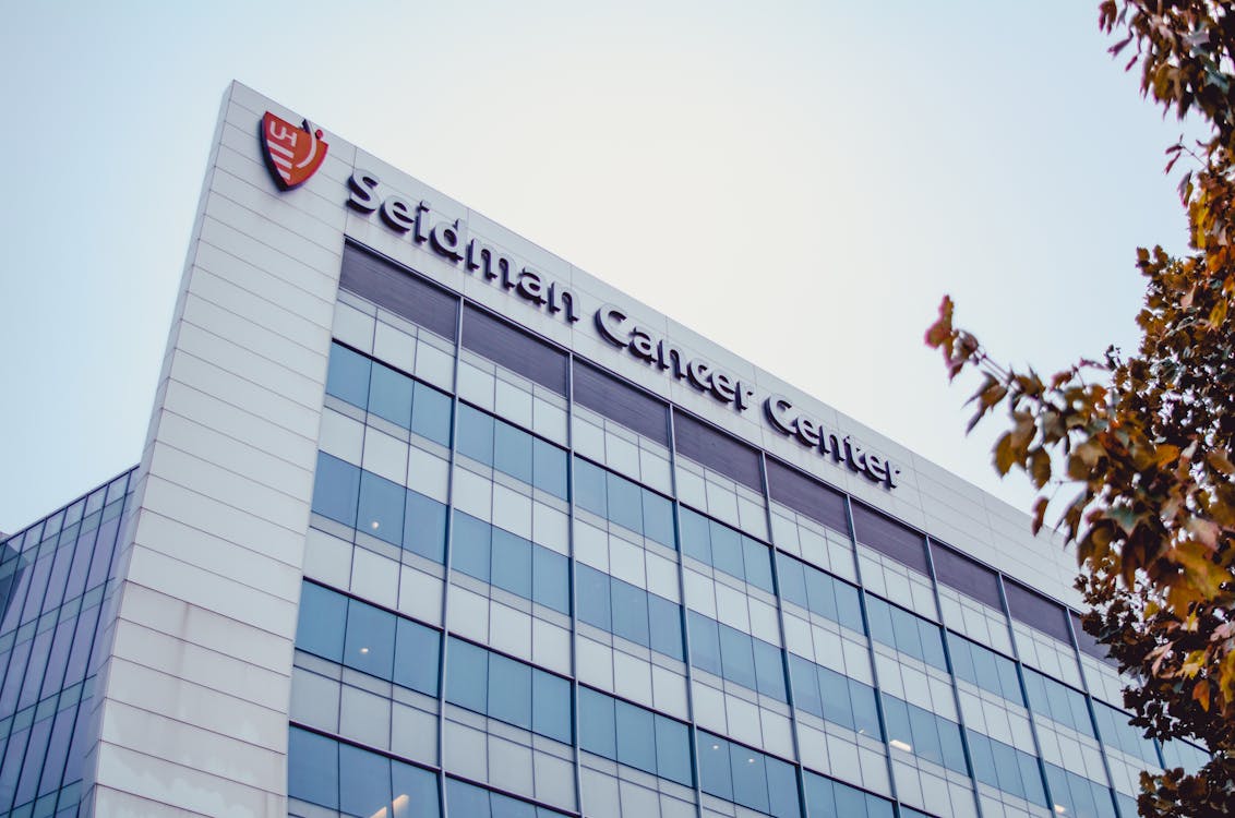 Edifício Do Seidman Cancer Center Durante O Dia