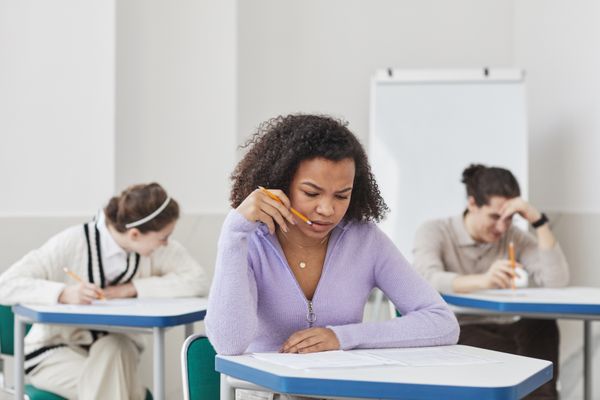 Studenten maken een examen in een examenlokaal