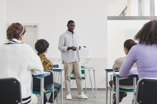 Foto profissional grátis de alunos, argumentando, balcões