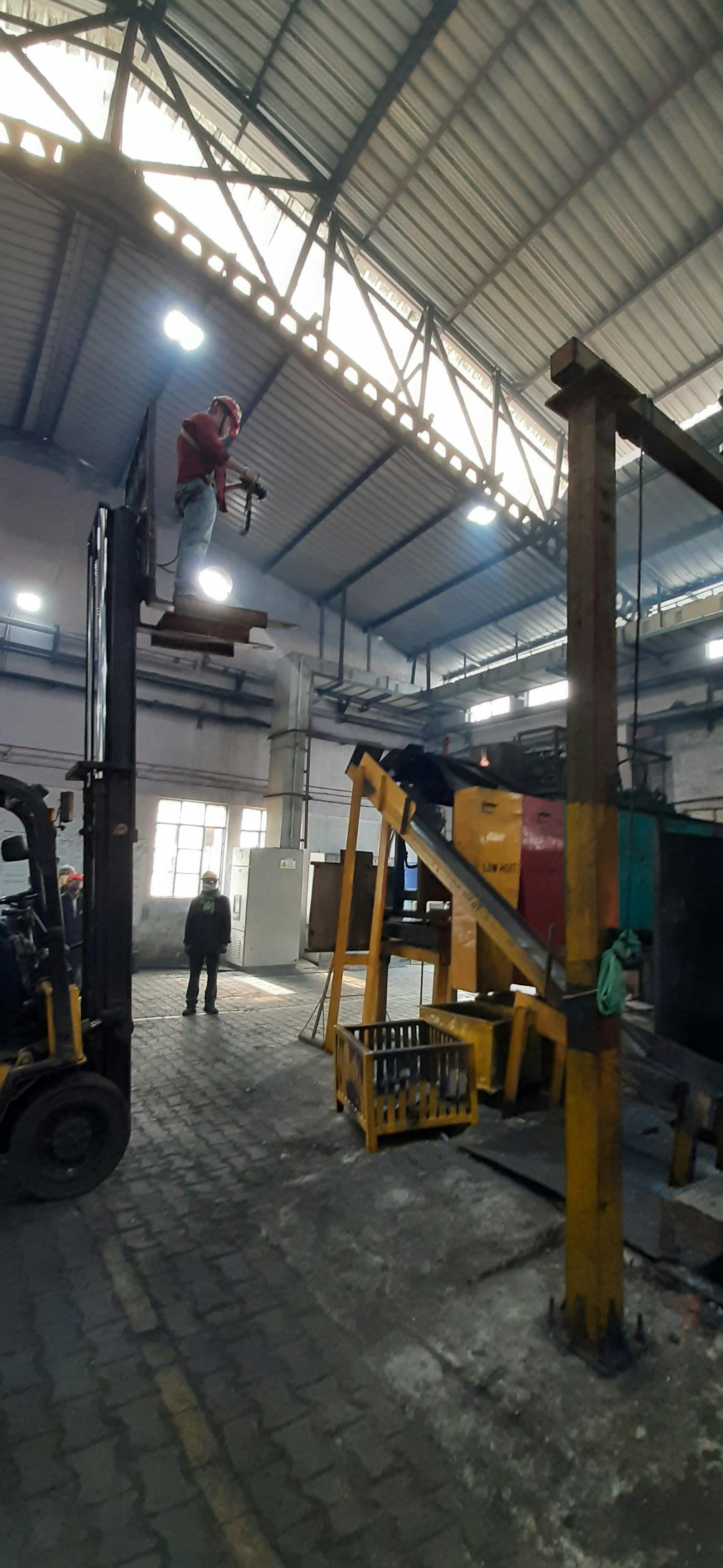 Personne effectuant l'exercice du Dead Bug pour renforcer les abdominaux sans douleur au dos