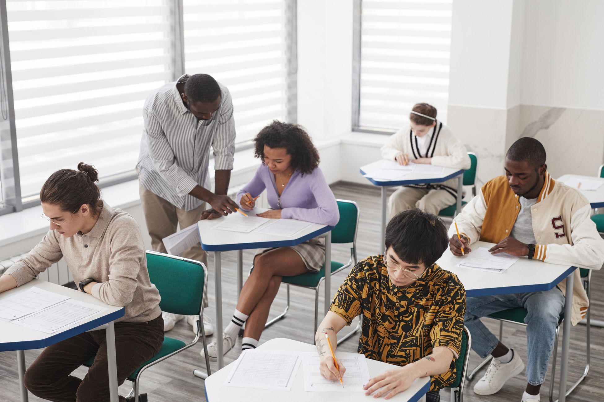 Amsterdamse schooldirecteur biedt gratis diploma's aan volwassenen