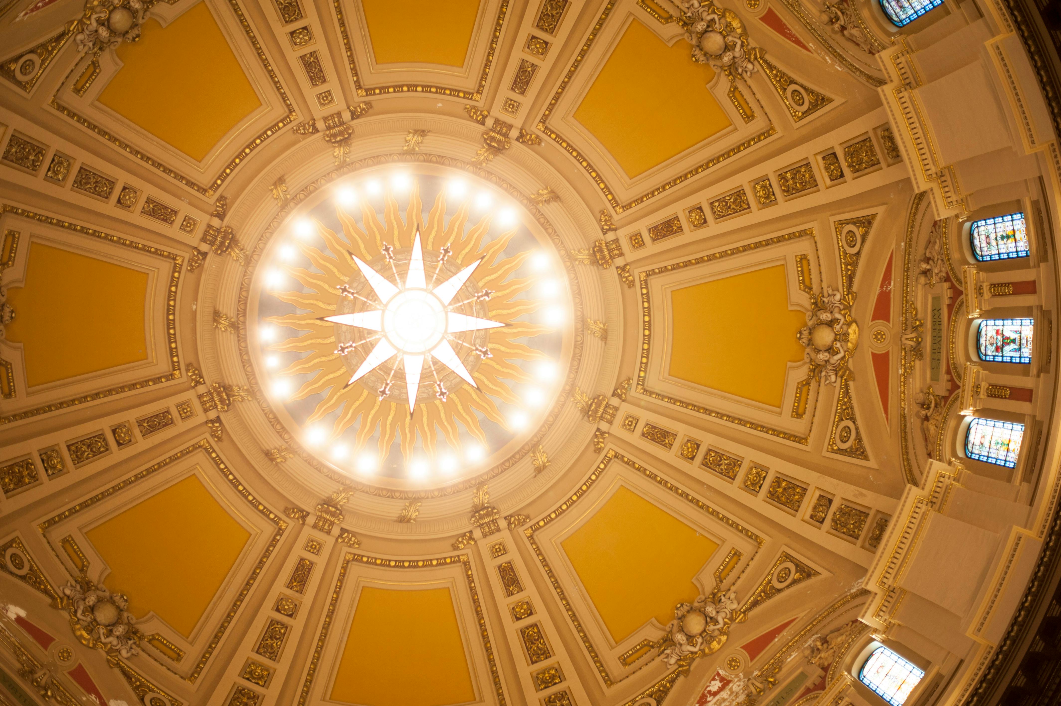 Nhân viên hàng không hỗ trợ khách hàng