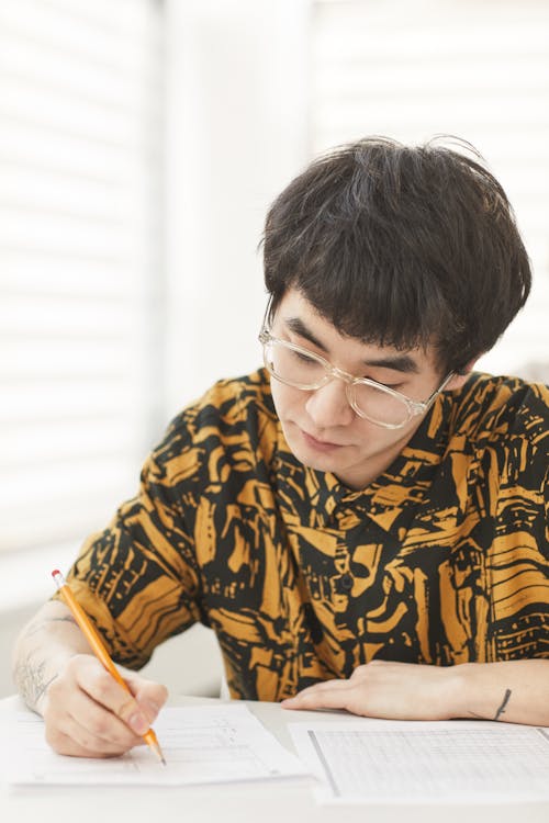 Gratis lagerfoto af asiatisk mand, blyant, briller