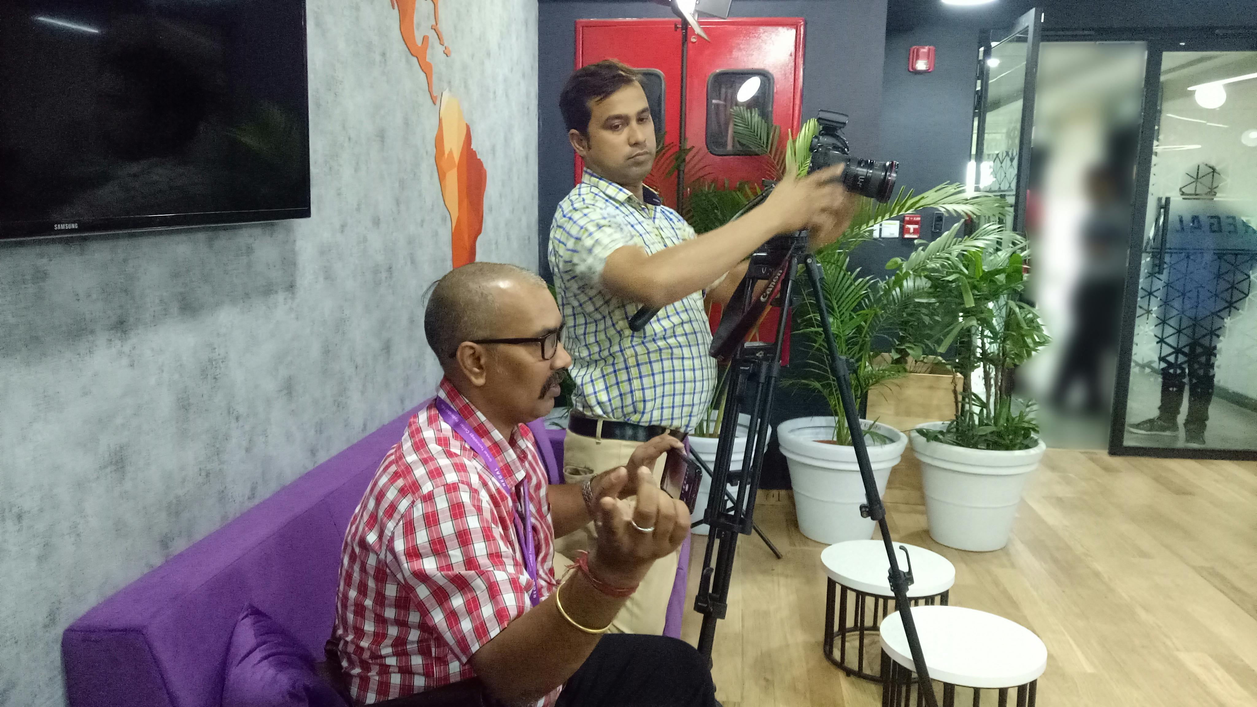 Personne réparant un vêtement à la main