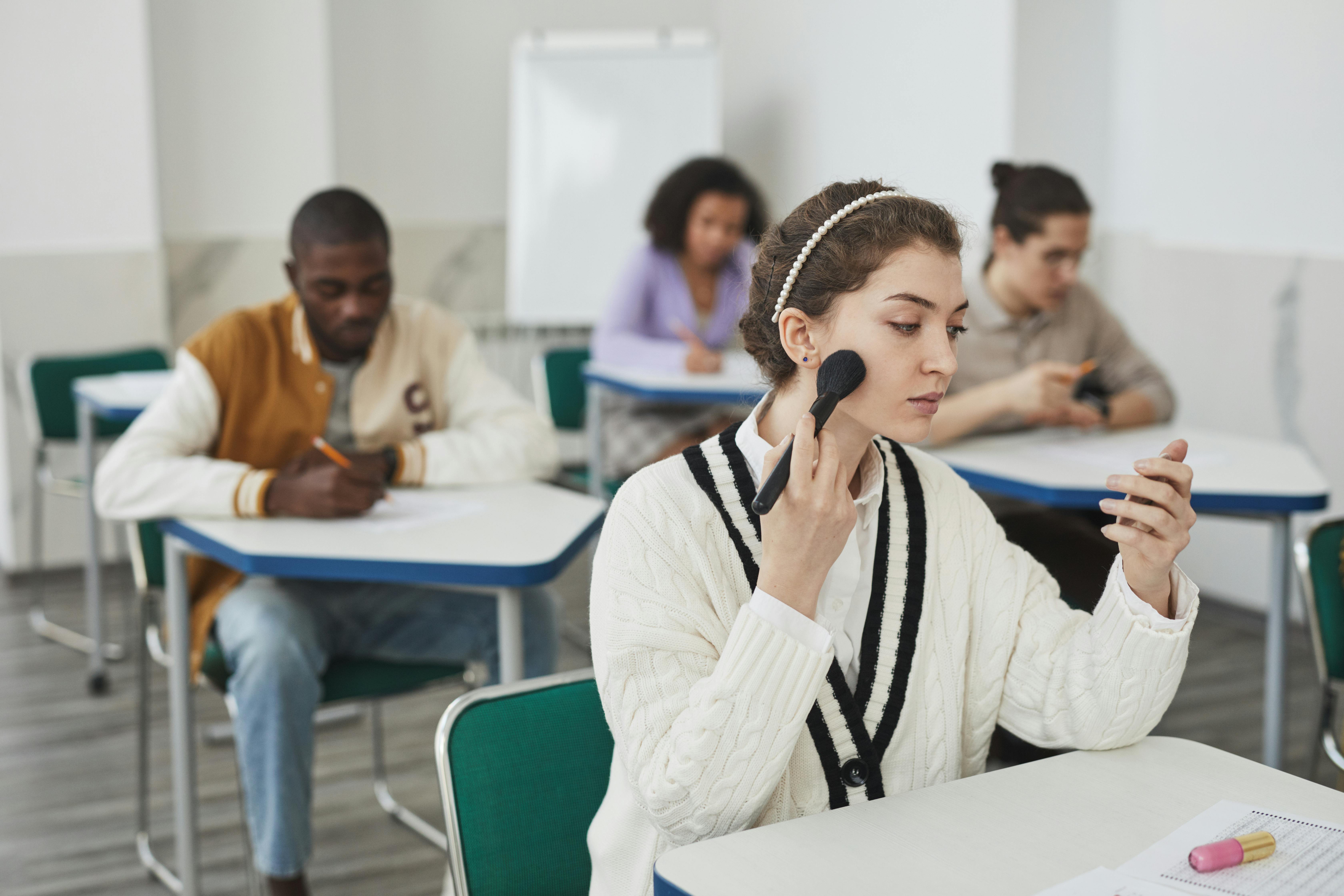 Hollanda'daki eğitim veya iş başvuruları için hazırlanan motivasyon mektubunu simgeleyen, üzerinde dizüstü bilgisayar, kağıtlar ve kalem bulunan bir çalışma masası.