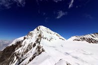 在瑞士因特拉肯的清澈蓝天下，白雪皑皑的山峰令人惊叹