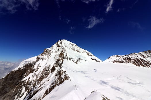 在瑞士因特拉肯的清澈蓝天下，白雪皑皑的山峰令人惊叹