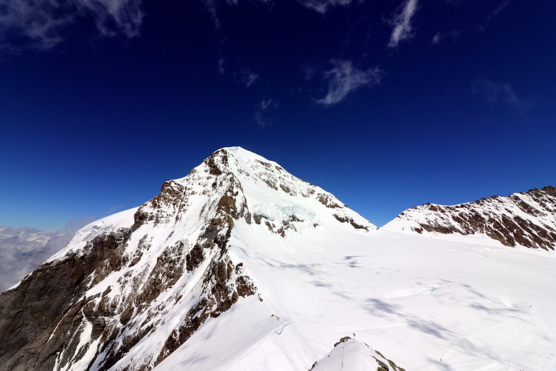 Foto Gunung Dikelilingi Salju