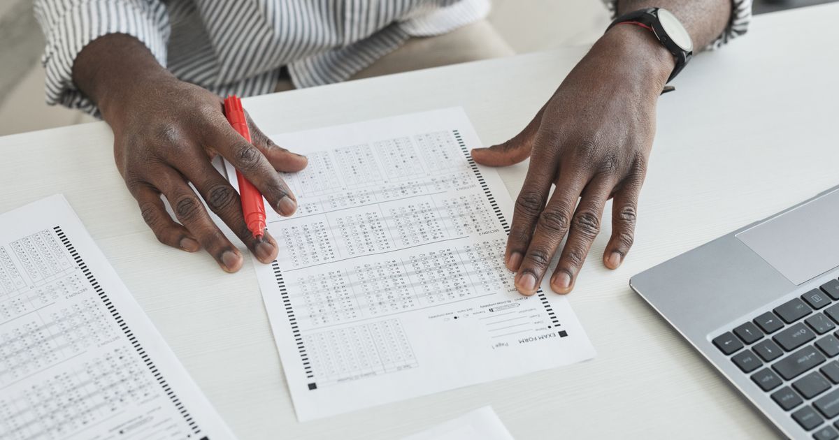 Chấm điểm tự luận bằng rubric: từ cảm tính sang tiêu chí, kèm bảng mẫu dùng được ngay