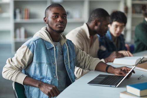 Immagine gratuita di adulti, banco, biblioteca