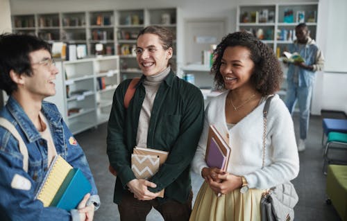 Foto profissional grátis de alegre, alunos, biblioteca