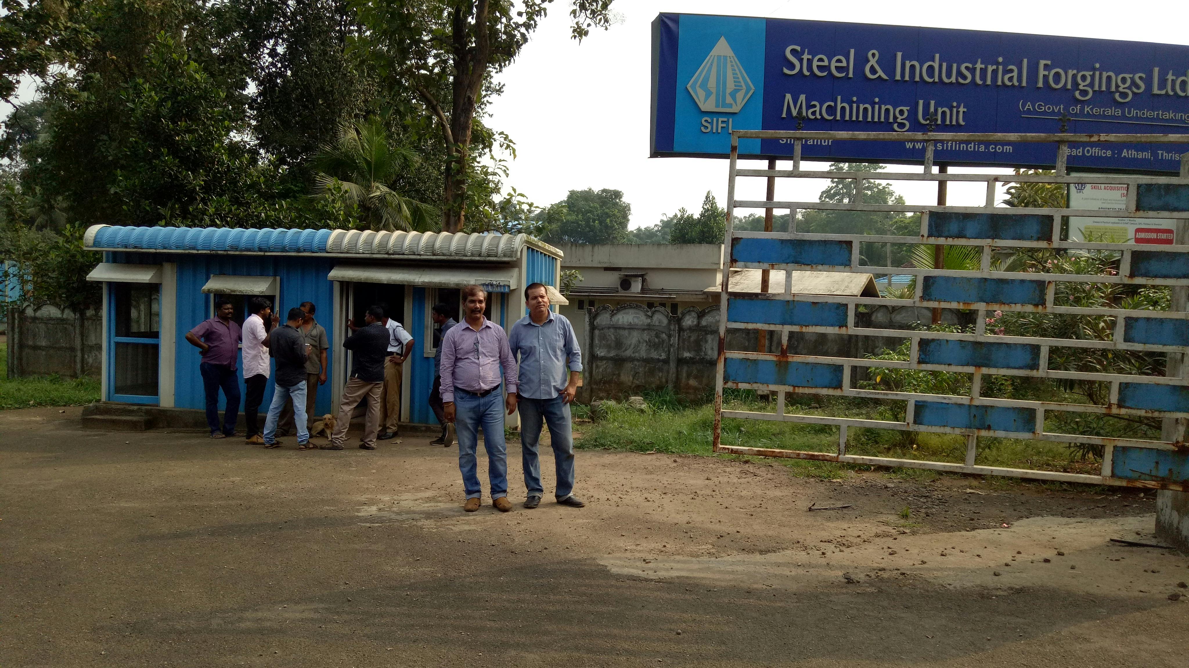 Contenedores de reciclaje y bolsas de basura en Japón