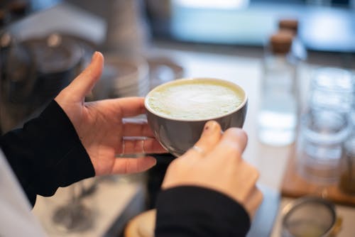 Ilmainen kuvapankkikuva tunnisteilla cappuccino, kädet, kofeiini