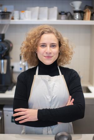 Emprendedor sonriente en su propio negocio