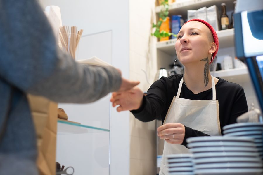 Dependienta atendiendo a un cliente habitual