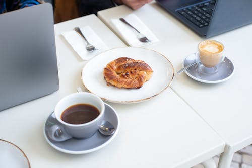 Ingyenes stockfotó büfé, croissant, csésze témában