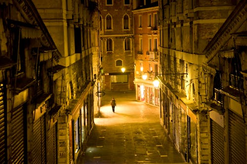 Foto d'estoc gratuïta de caminant, carrer, carreró