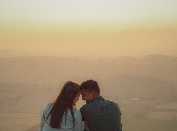 Online dating: starting a conversation on a niche platform