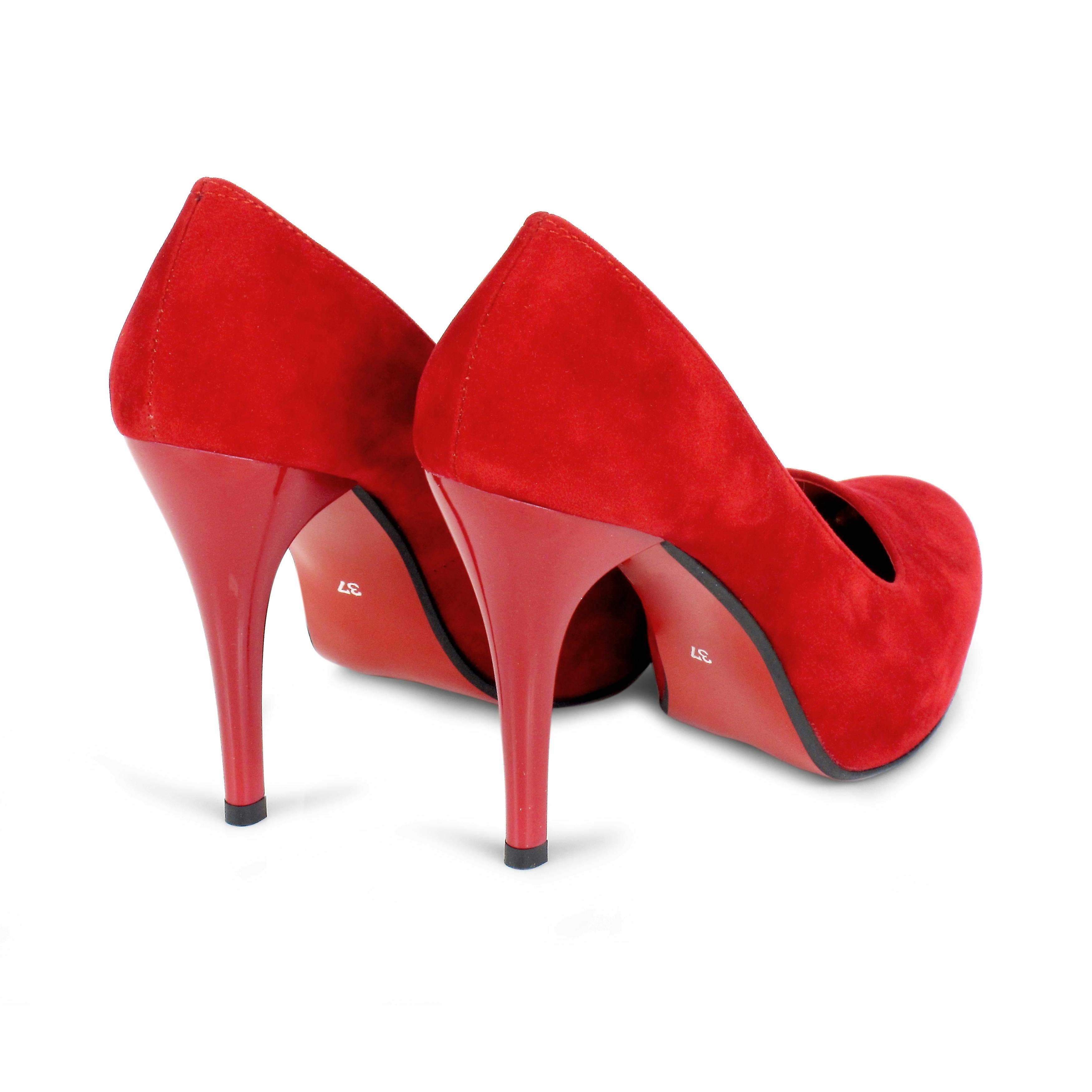red pump shoes