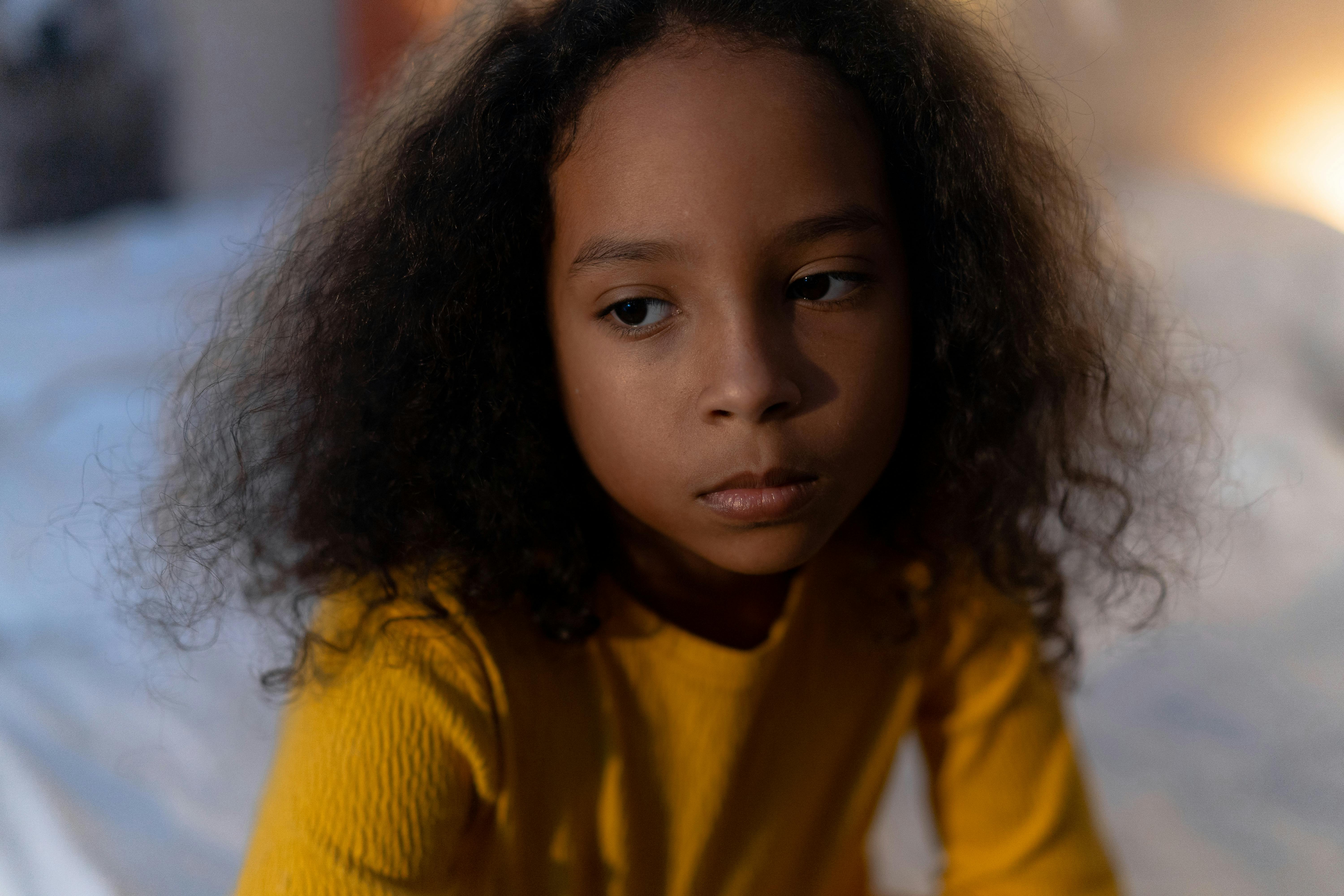 Enfant Regardant La Brosse Avec Morceau De Cheveux Avec Dégoût Image stock  - Image du longtemps, fille: 260797191