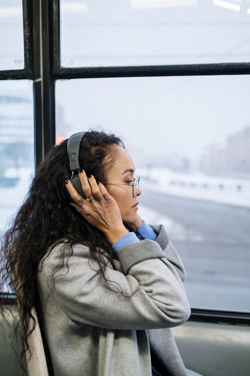 Fotos de stock gratuitas de auriculares, autobús, mujer