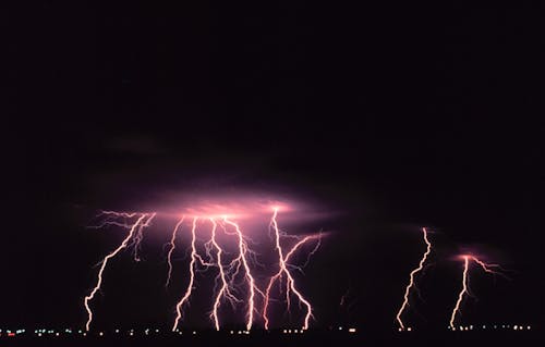 Paarse Onweer Tijdens De Nacht