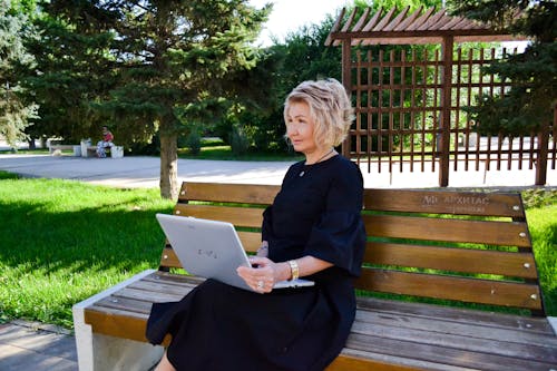 Fotobanka s bezplatnými fotkami na tému drevená lavička, elektronické zariadenie, notebook