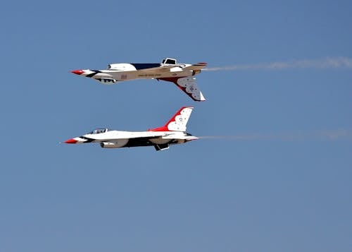 Gratis Jet Putih Hitam Dan Merah Di Siang Hari Foto Stok