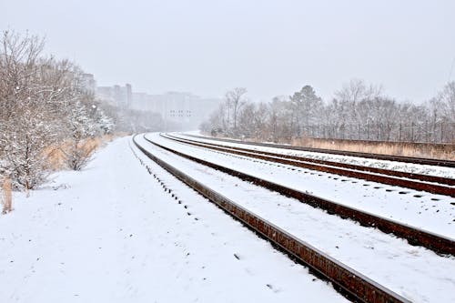 Kostenloses Stock Foto zu eisenbahn, kälte - temperatur, landschaft