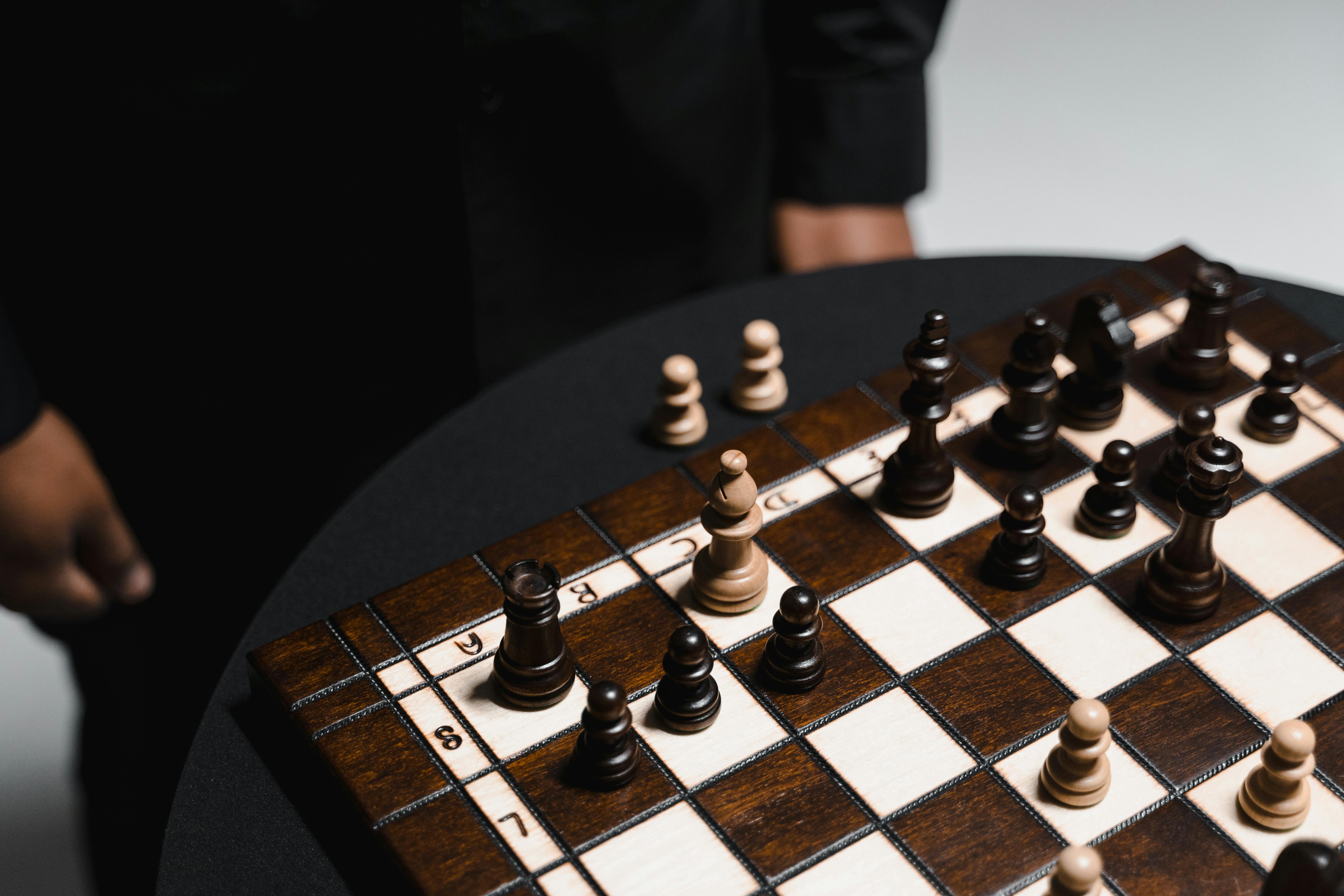 Chute Chess Piece Standing · Foto profissional gratuita