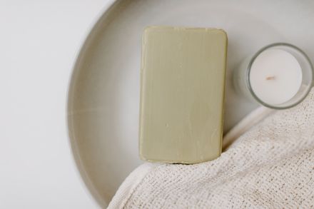 Soap bar and candle on a tray — photo by Tara Winstead on Pexels