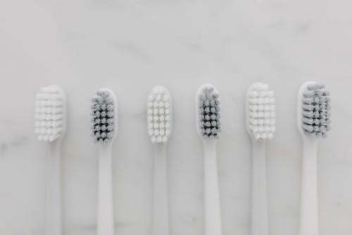 Foto profissional grátis de desenho, escovas de dentes, espaço do texto