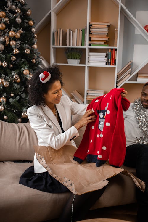 Gratis stockfoto met Afro-Amerikaanse vrouw, cadeau, gekleurde vrouw