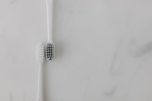 Foto profissional grátis de desenho, escovas de dentes, espaço do texto