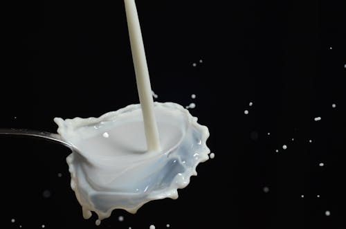 Liquido Bianco Su Cucchiaio In Acciaio Inossidabile