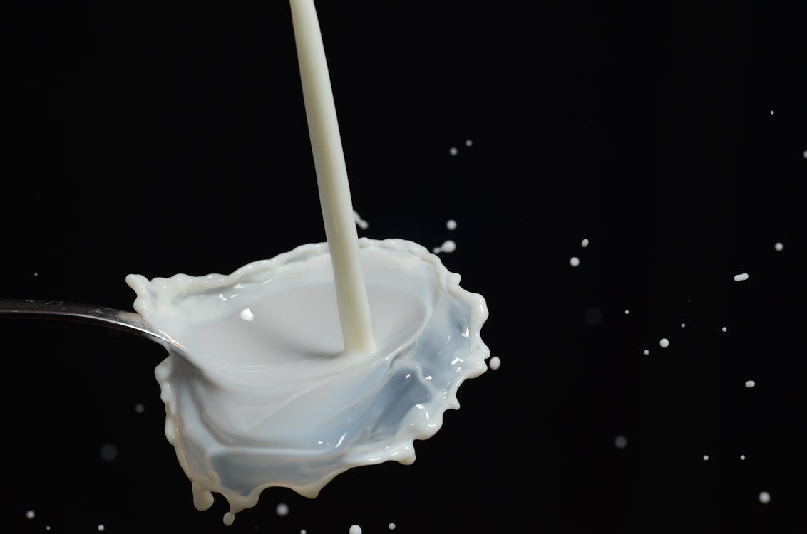 Liquide Blanc Sur Cuillère En Acier Inoxydable