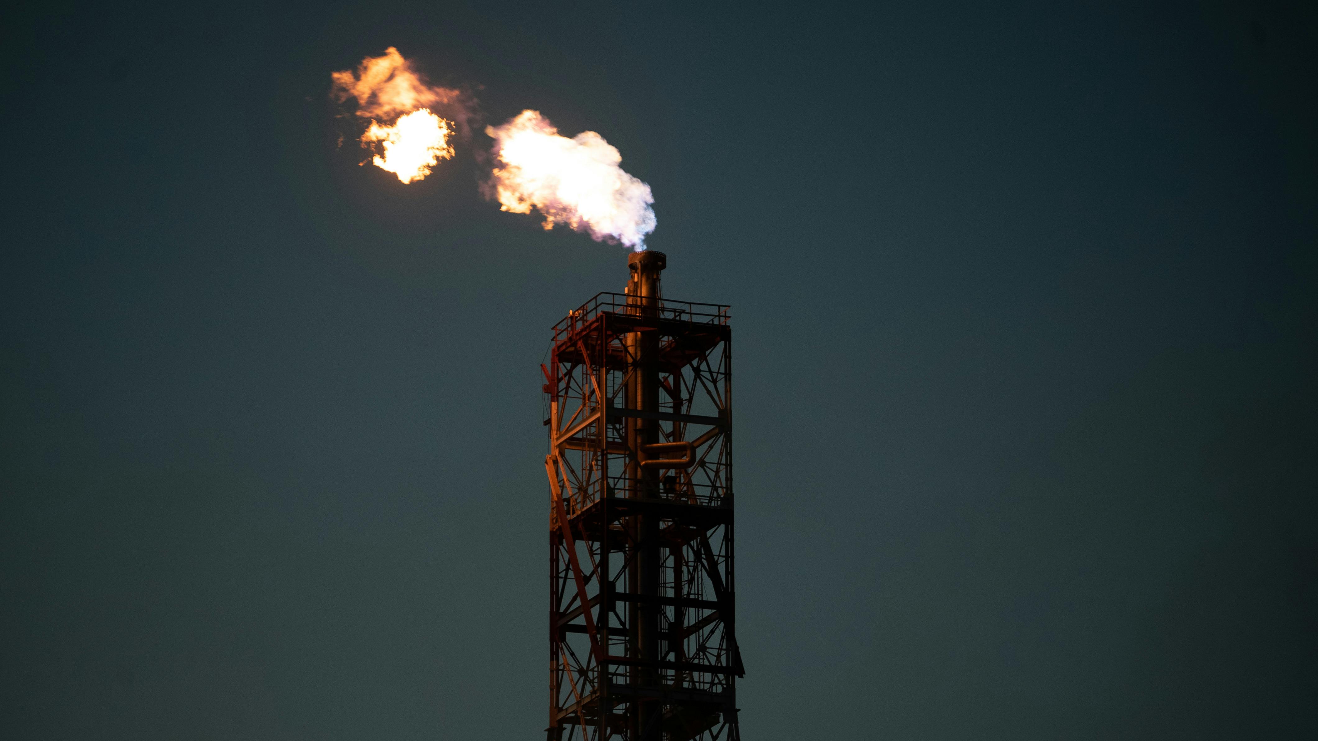 Incendiu impresionant la intrarea în Constanța dinspre Agigea, vizibil de pe mare! Intervenție rapidă a autospecialelor ISU Dobrogea și Oil Terminal SA