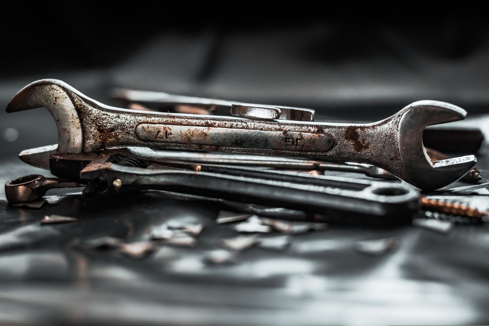 Gros plan d'outils d'atelier vintage, clés et tournevis alignés sur un établi