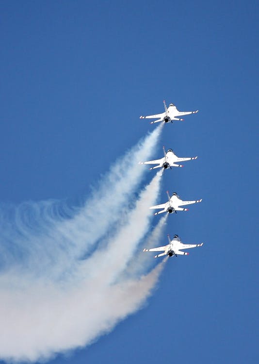 Gratis 4 Jet Putih Terbang Di Langit Pada Siang Hari Foto Stok