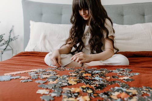 Foto profissional grátis de brunet, cabelo, cama