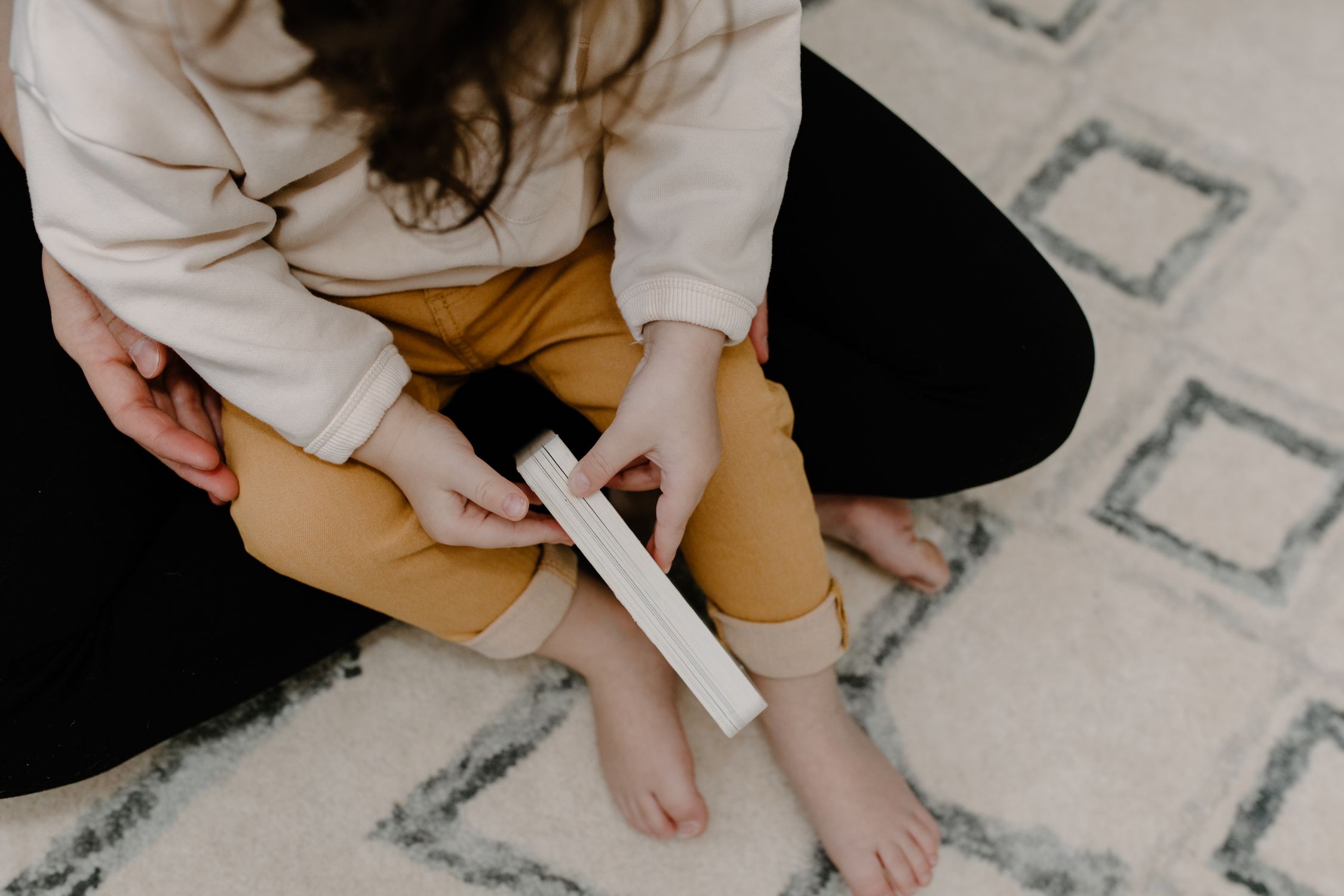 Un parent et un enfant lisant ensemble un livre sur montessori, illustrant le guide pour parents.