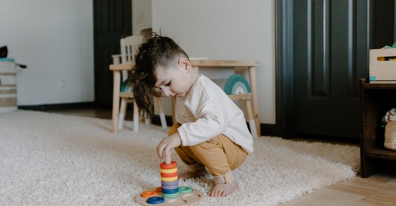 Jouets Montessori pour Bébé : Favoriser l’Éveil Sensoriel Naturel