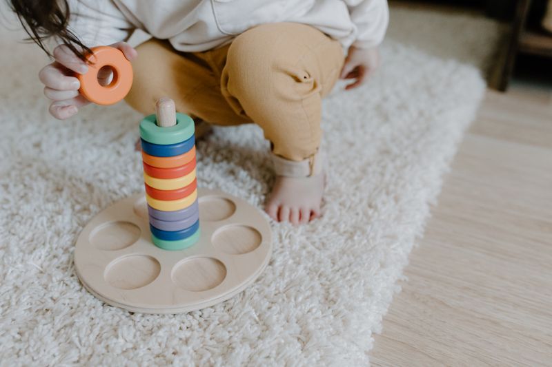 Torre de anillas y apilables de madera, un tipo de material Montessori para trabajar la coordinación