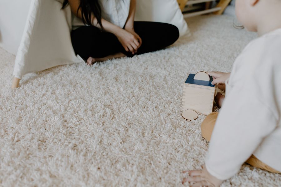 Home Carpet Cleaning Munsiyah – child playing on a clean carpet