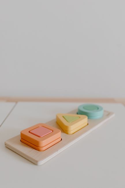 Fotomural Colorido juguete geométrico de madera para niños, perfecto para el aprendizaje inicial y el juego.