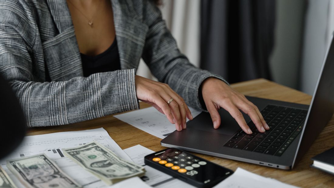 Cinco negocios de sectores distintos gestionando su atención al cliente con un colaborador digital
